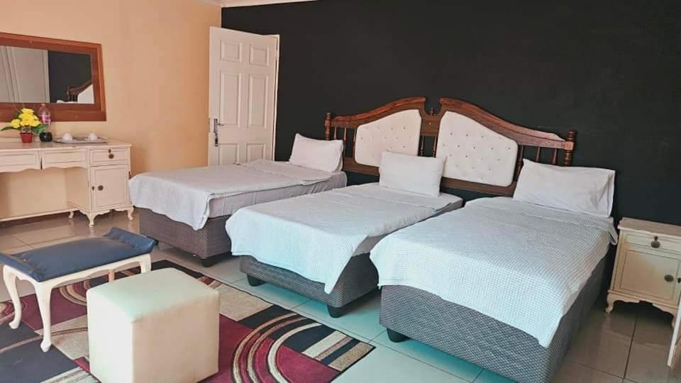 Goodlife Guest House In マフィケング エクステリア 写真