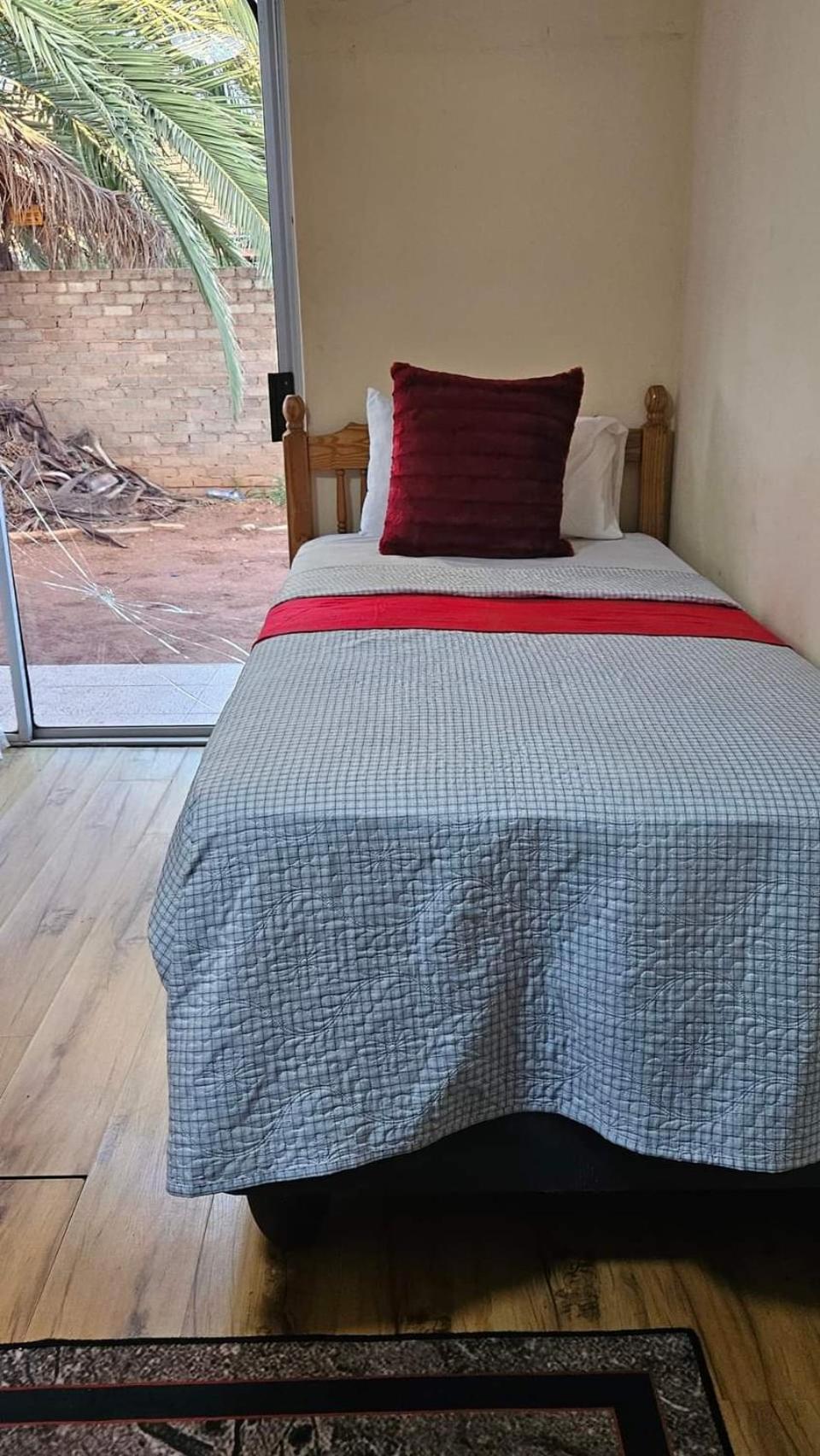 Goodlife Guest House In マフィケング エクステリア 写真