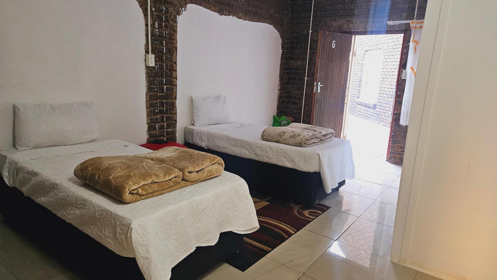 Goodlife Guest House In マフィケング エクステリア 写真