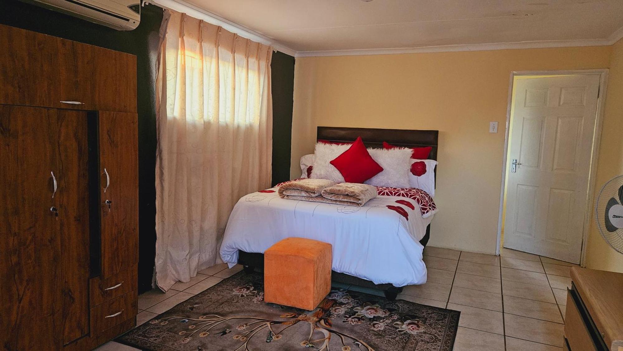 Goodlife Guest House In マフィケング エクステリア 写真